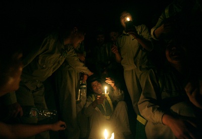 Giới trẻ Hà thành lần đầu tiên “không đèn” - 16