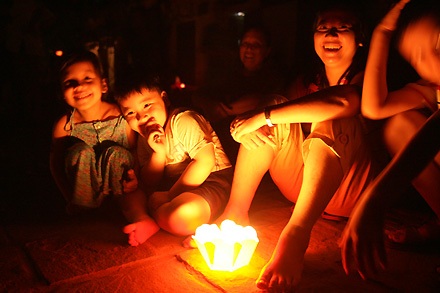 Vẻ đẹp Hội An trong ánh “đèn dầu” - 2 Vẻ đẹp Hội An trong ánh “đèn dầu” - 2