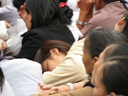 Hàng vạn người đổ về chùa Quán Thế Âm - 2 Hàng vạn người đổ về chùa Quán Thế Âm - 2
