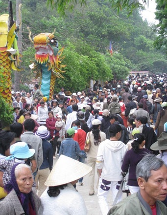 Hàng vạn người đổ về chùa Quán Thế Âm - 1 Hàng vạn người đổ về chùa Quán Thế Âm - 1