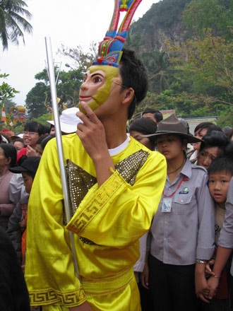 Hàng vạn người đổ về chùa Quán Thế Âm - 9 Hàng vạn người đổ về chùa Quán Thế Âm - 9