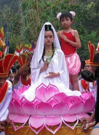 Hàng vạn người đổ về chùa Quán Thế Âm - 7 Hàng vạn người đổ về chùa Quán Thế Âm - 7