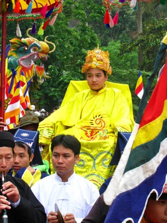 Hàng vạn người đổ về chùa Quán Thế Âm - 6 Hàng vạn người đổ về chùa Quán Thế Âm - 6