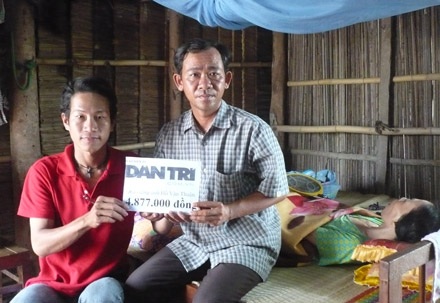 Tiếp tục trao quà cho 2 gia cảnh ở huyện Tam Bình - 1