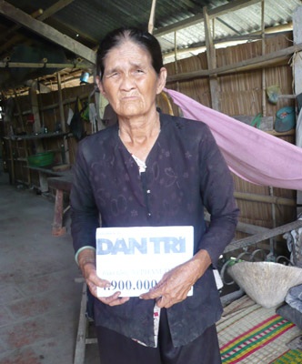 Tiếp tục trao quà cho 2 gia cảnh ở huyện Tam Bình - 2