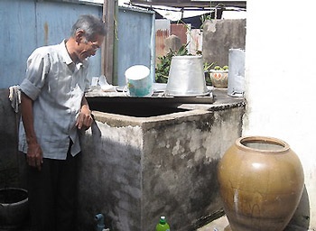 Lùng sục mua nước sạch giá “cắt cổ” - 1 Lùng sục mua nước sạch giá “cắt cổ” - 1