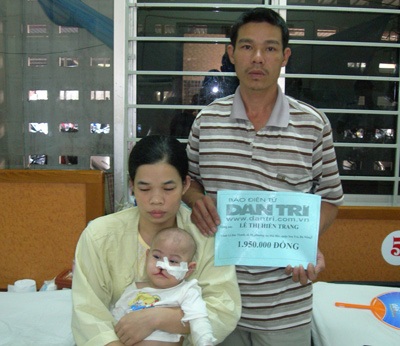 Bé Lê Thị Hiền Trang đón nhận tấm lòng của bạn đọc - 1 Bé Lê Thị Hiền Trang đón nhận tấm lòng của bạn đọc - 1