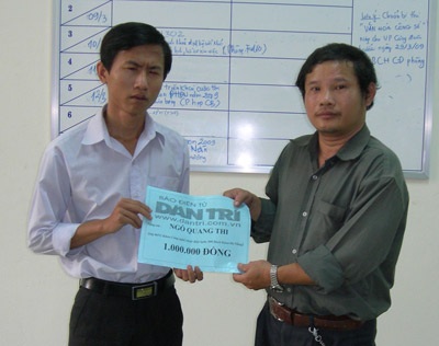 Sinh viên bị sẹo giác mạc nhận quà của bạn đọc - 1