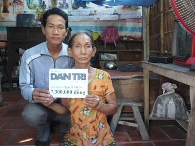 Trao tiền hỗ trợ cho bà Nguyễn Thị Ái - 1 Trao tiền hỗ trợ cho bà Nguyễn Thị Ái - 1