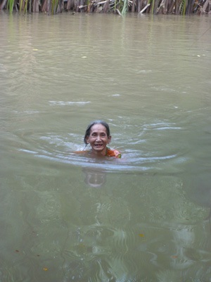 Trao tiền hỗ trợ cho bà Nguyễn Thị Ái - 3 Trao tiền hỗ trợ cho bà Nguyễn Thị Ái - 3