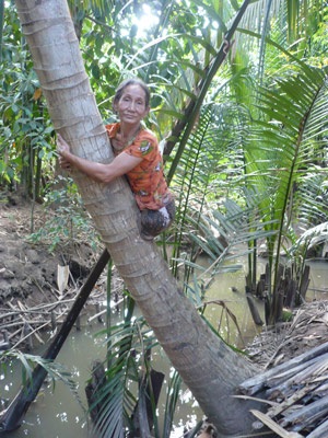 Trao tiền hỗ trợ cho bà Nguyễn Thị Ái - 2 Trao tiền hỗ trợ cho bà Nguyễn Thị Ái - 2