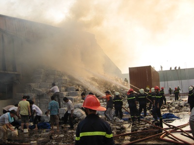 Cháy gần 1 ngày, cơ sở sản xuất lốp xe bị thiêu rụi - 1 Cháy gần 1 ngày, cơ sở sản xuất lốp xe bị thiêu rụi - 1