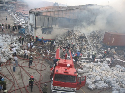 Cháy gần 1 ngày, cơ sở sản xuất lốp xe bị thiêu rụi - 2 Cháy gần 1 ngày, cơ sở sản xuất lốp xe bị thiêu rụi - 2