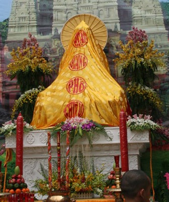 Chen vai đi xem tượng Phật ngọc - 1