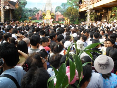 Chen vai đi xem tượng Phật ngọc - 4