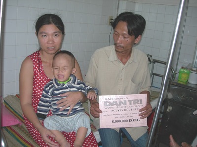 Cháu Nguyễn Hữu Thành và cháu Lê Thị Hiền Trang tiếp tục nhận quà bạn đọc - 1 Cháu Nguyễn Hữu Thành và cháu Lê Thị Hiền Trang tiếp tục nhận quà bạn đọc - 1