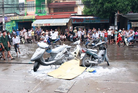 Dây điện rơi xuống đường, giật chết một người - 1