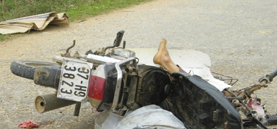 Chết thảm dưới bánh ô tô vì vượt ẩu - 1 Chết thảm dưới bánh ô tô vì vượt ẩu - 1