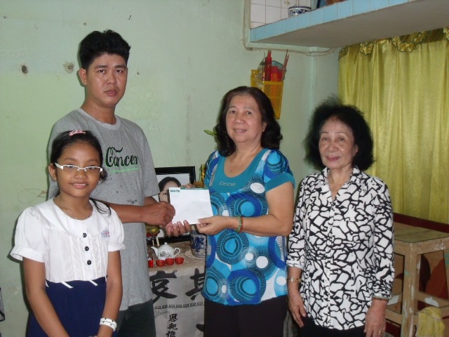 Quà bạn đọc đến với gia đình người phụ nữ bị sát hại ở chung cư - 1