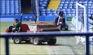 Chelsea đổ cát ra sân... đón Barca - 1 Chelsea đổ cát ra sân... đón Barca - 1