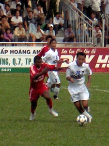 Nam Định “bật bãi”, Đà Nẵng tái chiếm ngôi đầu - 1