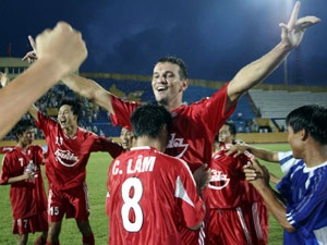 "Đấu súng" thành công, H.Huế trở lại V-League - 1