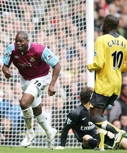 Arsenal "ôm hận" rời Upton Park! - 3