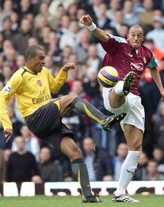 Arsenal "ôm hận" rời Upton Park! - 2