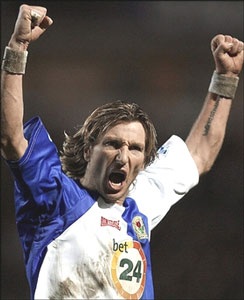 Liverpool "đứt" mạch bất bại, Arsenal vào Top 3 - 1