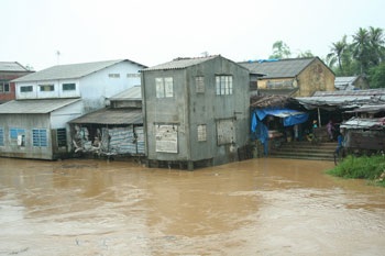 Mưa lốc gây ngập lụt, sạt đèo, tốc mái nhà dân - 3