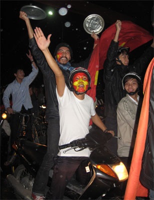 Huế: “Bão lửa” giữa đêm mưa - 8