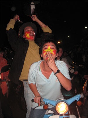 Cả nước “nổ tung” trong niềm vui chiến thắng - 14 Cả nước “nổ tung” trong niềm vui chiến thắng - 14