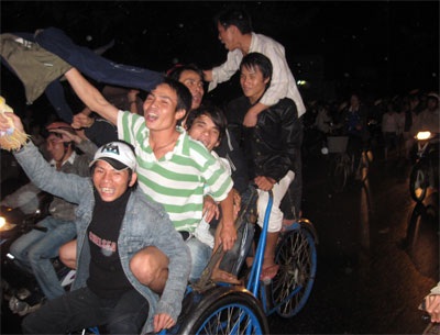 Huế: “Bão lửa” giữa đêm mưa - 5