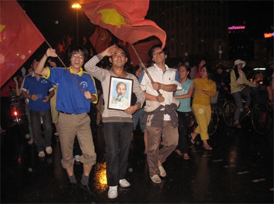 Huế: “Bão lửa” giữa đêm mưa - 7