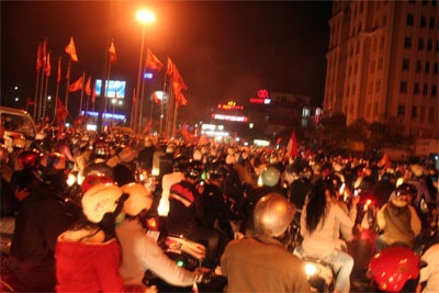 Huế: “Bão lửa” giữa đêm mưa - 1