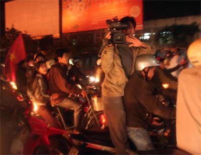 Huế: “Bão lửa” giữa đêm mưa - 13