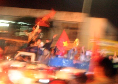 Huế: “Bão lửa” giữa đêm mưa - 4