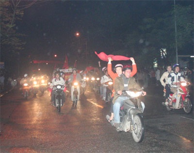 Huế: “Bão lửa” giữa đêm mưa - 14