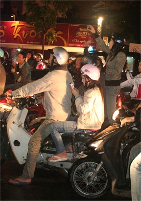 Huế: “Bão lửa” giữa đêm mưa - 11