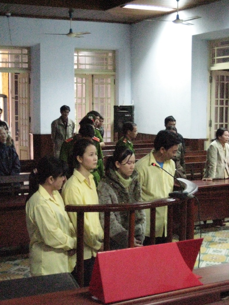 Mua trinh bé gái 13 tuổi, "đại gia" vào tù - 1