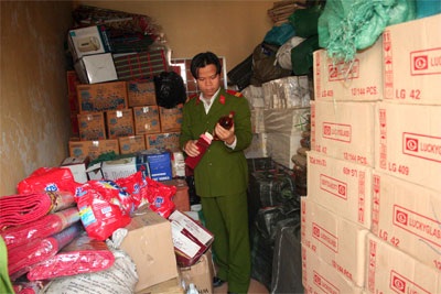 Trước tết, hàng lậu ồ ạt vào tỉnh lị - 1 Trước tết, hàng lậu ồ ạt vào tỉnh lị - 1