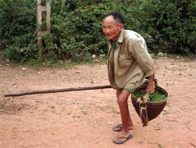 Tiền người nghèo: Xã giữ một ít, thôn cầm một tẹo! - 1 Tiền người nghèo: Xã giữ một ít, thôn cầm một tẹo! - 1