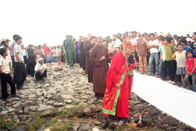Lễ cầu siêu cho 42 nạn nhân chìm đò sông Gianh - 1