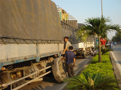 Tắc xe nhiều giờ ở “nút cổ chai” quốc lộ 1A - 5 Tắc xe nhiều giờ ở “nút cổ chai” quốc lộ 1A - 5