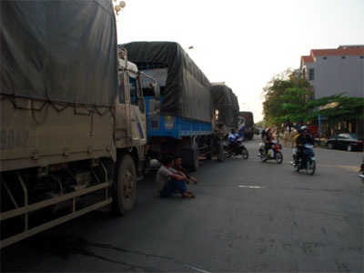 Tắc xe nhiều giờ ở “nút cổ chai” quốc lộ 1A - 4 Tắc xe nhiều giờ ở “nút cổ chai” quốc lộ 1A - 4