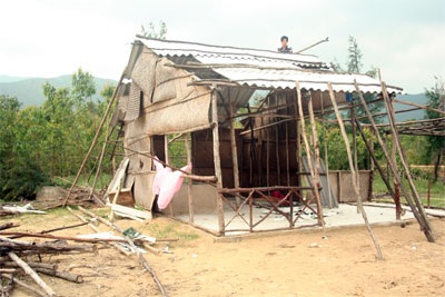 Lốc dữ “quét” hàng chục tàu cá - 5 Lốc dữ “quét” hàng chục tàu cá - 5