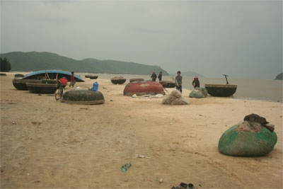 Lốc dữ “quét” hàng chục tàu cá - 4 Lốc dữ “quét” hàng chục tàu cá - 4