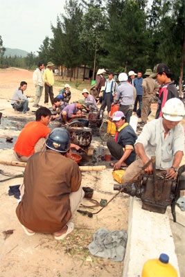 Lốc dữ “quét” hàng chục tàu cá - 3 Lốc dữ “quét” hàng chục tàu cá - 3