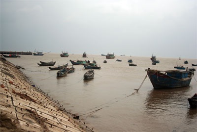 Lốc dữ “quét” hàng chục tàu cá - 1 Lốc dữ “quét” hàng chục tàu cá - 1