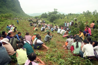 Hàng trăm người bao vây kiểm lâm, cướp gỗ tang vật - 1 Hàng trăm người bao vây kiểm lâm, cướp gỗ tang vật - 1